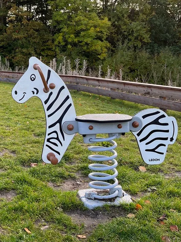 Federwipptier Zebra auf Rasen Federwipptier Zebra auf Rasen